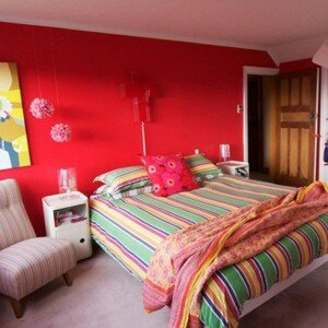 checheerful-bedroom-design-ideas-with-red-wall-paint-color-accentuated-with-pretty-wall-art-300x300.jpg