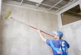 kak-kleit-oboi-na-betonnye-steny2-310x211.jpg